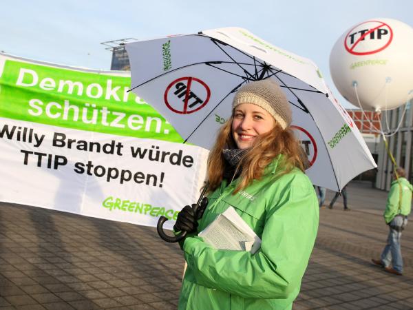 TTIP Protest beim Bundesparteitag der SPD in Berlin