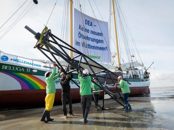Gegen die Pläne des russischen Ölkonzerns Dea im Nationalpark nach Öl zu bohren, protestieren Greenpeace-Aktivisten Schleswig-Holsteinischen Wattenmeer. Als Symbol für die Bedrohung stellen sie einen Bohrturm für einige Stunden in das Schutzgebiet. Im Hintergrund die Beluga II.