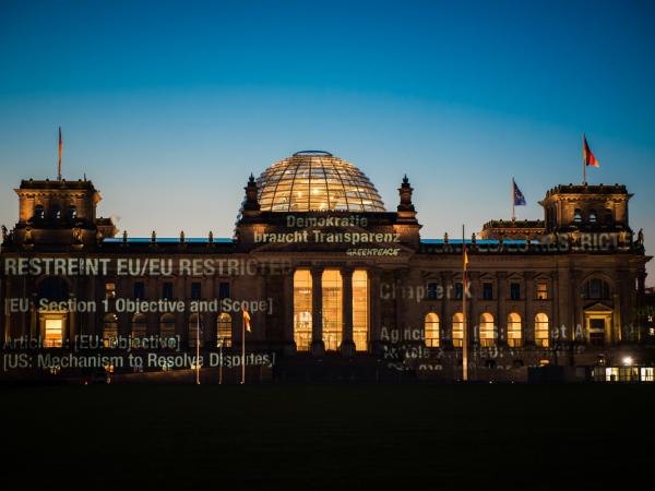 Projektion der bis dato geheim gehaltenen TTIP-Papiere auf den Reichstag