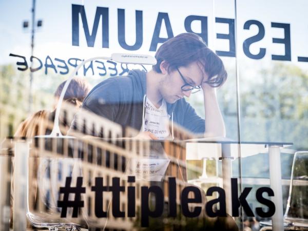 Greenpeace Aktivist:innen richten am Brandenburger Tor einen gläsernen öffentlichen Lesesaal ein, in dem Texte von geleakten TTIP-Dokumenten für die Öffentlichkeit zugänglich gemacht werden. die Umlwetaktivist:innen fordern mehr Transparenz bei den TTIP-Verhandlungen.