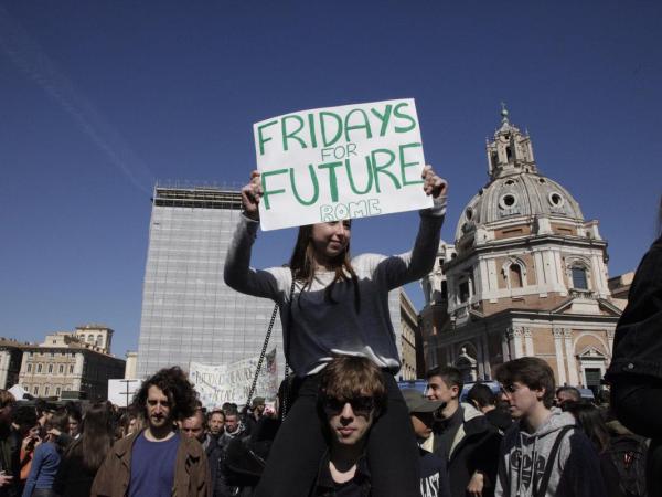 Roms Schüler:innen streiken und gehen auf die Straße, um gegen den Klimawandel zu protestieren.