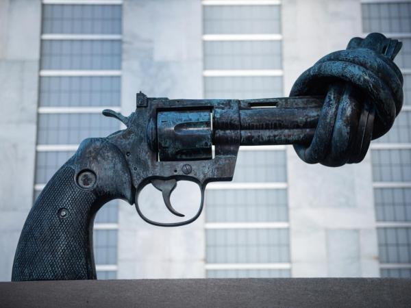 "Non-Violence Knotted Gun" Skulptur in New York,  die einen übergroßen Colt Python 357 Magnum-Revolver mit verknotetem Lauf und nach oben gerichteter Mündung darstellt. 