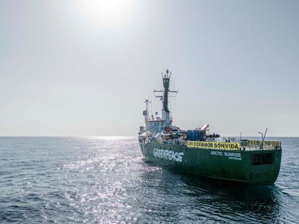 Greenpeace-Schiff Arctic Sunrise mit Banner auf dem Meer