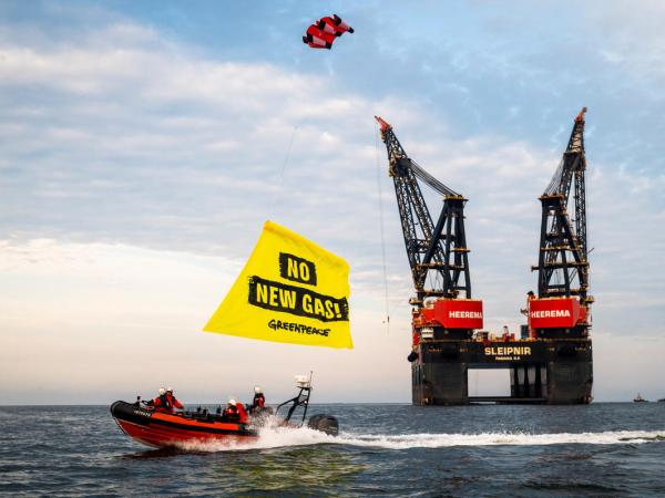 Schwimmendes Greenpeace Protestcamp vor Borkum