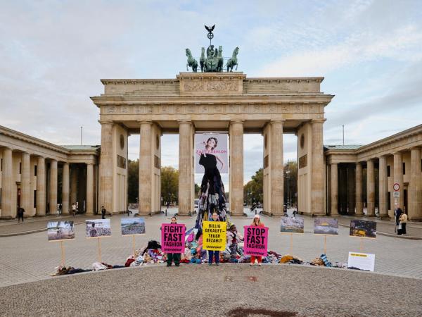 Fünf Meter hohe Kunstinstallation aus Klamottenmüll in Form eines Kleides vor dem Brandenburger Tor