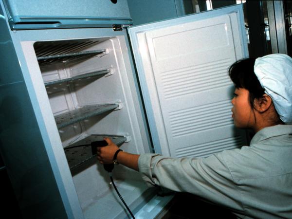 Produktion des ersten FCKW-freien Kühlschranks "Greenfreeze" im Kelon-Werk in Shunde, China.
