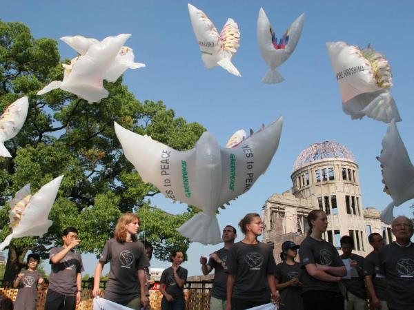 60. Jahrestag des Atombombenabwurfs auf Hiroshima: Friedenstauben - im Hiroshima Peace Memorial Park (Japan 2005).