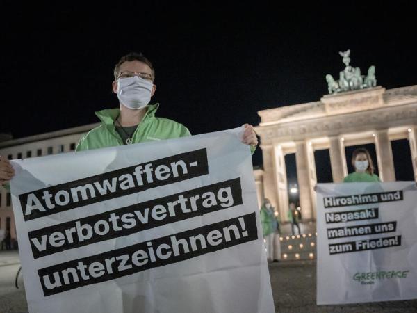 Greenpeace-Aktion gegen Atomwaffen vor dem Brandenburger Tor in Berlin am 6. August 2020.