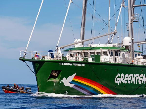 Rainbow Warrior mit Greenpeace-Schlauchboot (RHIB)