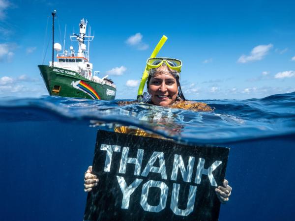 Greenpeace-Campaignerin zeige eine "Thank you"-Nachricht im Indischen Ozean
