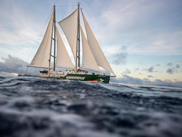 Greenpeace-Schiff, Rainbow Warrior, im Pazifischen Ozean
