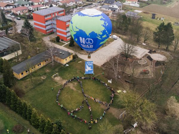 Gemeinsam mit über 200 Schüler:innen lassen Greenpeace und Students for Future ein großes Banner mit einer Friedenstaube unter einem Heißluftballon in Oberdorla in den Himmel fliegen. Die Schüler:innen druckten eine Taube als Symbol des Friedens auf ein Banner. 