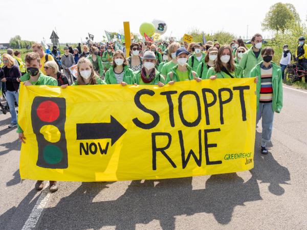 Greenpeace beteiligt sich an der Demo zur Rettung des letzten Dorfes am Tagebau Garzweiler. Auf dem Banner steht: "RWE stoppen"