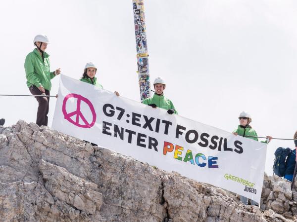 zu G7: Greenpeace-Jugendliche protestieren auf dem Gipfel  der Zugspitze
