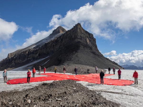 Die KlimaSeniorinnen bei einer Protestaktion vor einem Gletscher