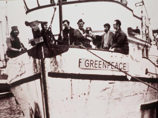 1971: Die Phyllis Cormack sticht von Vancouver/Kanada in See. Die ersten Greenpeace-Aktivisten wollen mit dem Kutter gegen US-Atombombentests auf Amchitka protestieren
