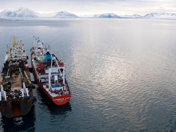 Zwei Trawler in der Arktis