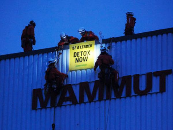 Kletteraktion auf dem Mammut-Hauptquartier