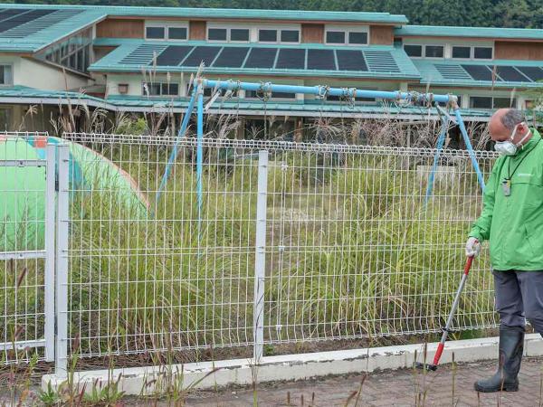 Greenpeace-Atomexperte Heinz Smital misst radioaktive Strahlung vor einer Schule im Distrikt Fukushima