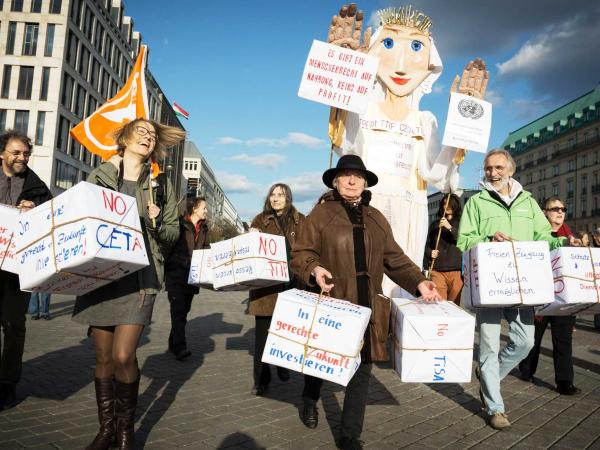 In Berlin protestieren Greenpeace-Aktivisten und Demonstranten gegen TTIP und CETA