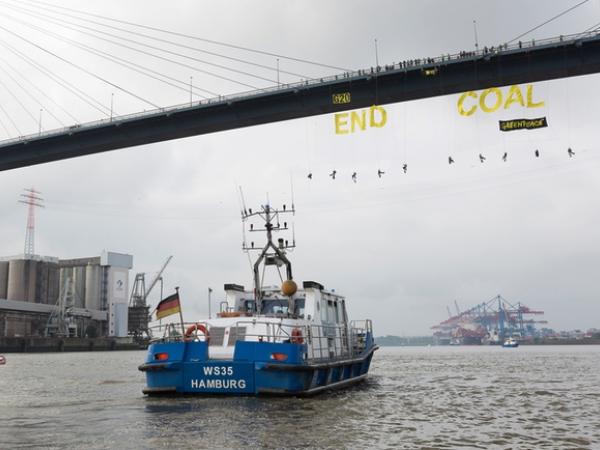 Banner "End Coal" an der Köhlbrandbrücke mit Schiff
