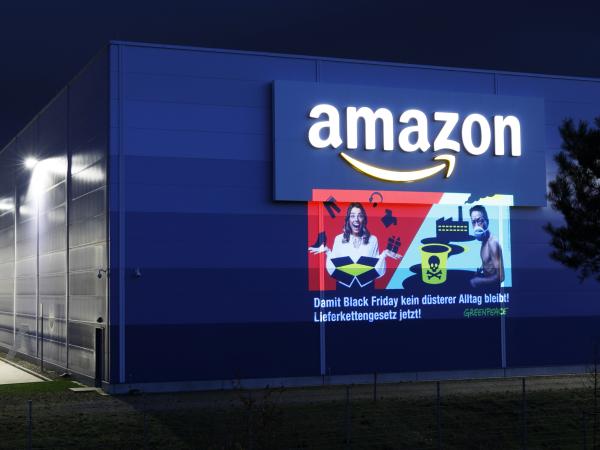 Projektion auf das Logistikzentrum des Onlinehändlers Amazon in Winsen