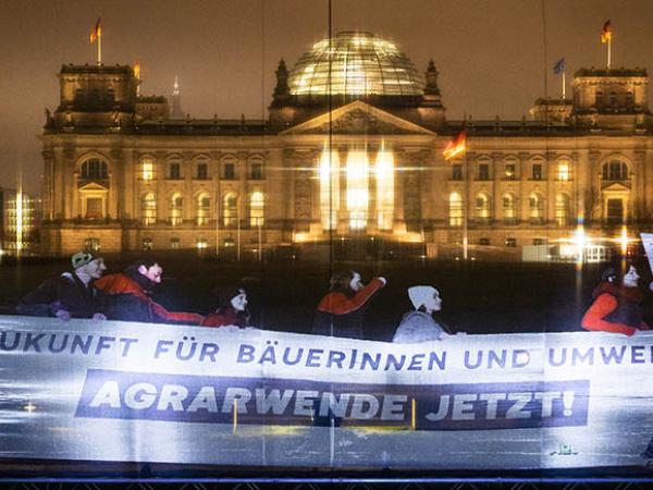Hologramm-Demo vor dem Bundestag in Berlin