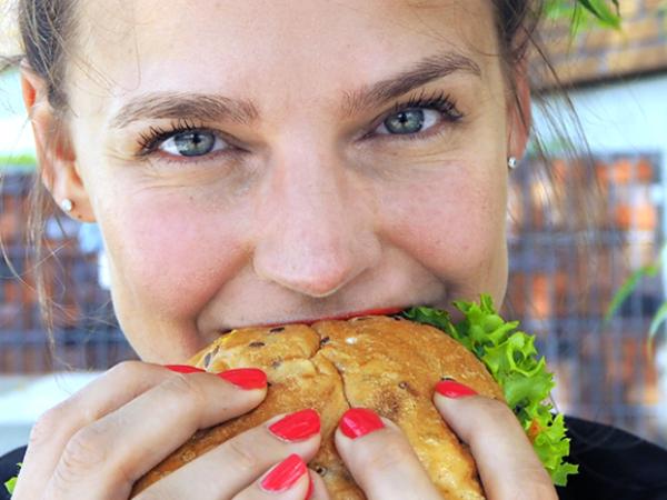 Food-Bloggerin Lisa Otte mit einem Veggie-Burger in der Mittagspause.
