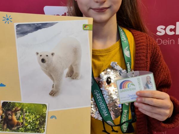 Josie, 10 Jahre alt, zeigt Greenteam-Infos bei Radio Schwaben