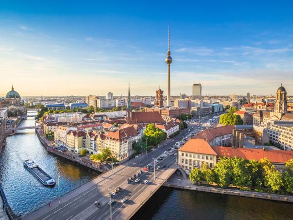 Drohnenblick über Berlin, man sieht Spree und Fernsehturm