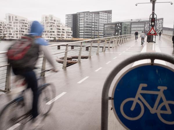 Radfahrende und Fußgänger:innen in Kopenhagen