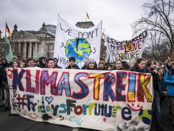 Schüler:innen, Studenten, Lehrer:innen und Aktivist:innen demonstrieren vor dem Wirtschaftsministerium in Berlin für mehr Klimaschutz
