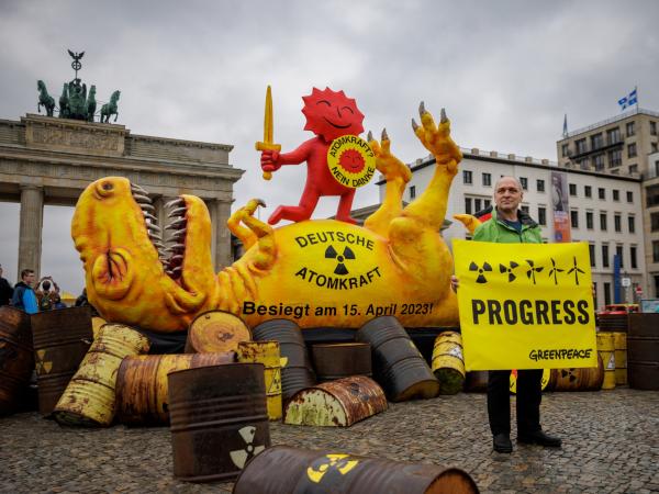 Atomausstiegsfeier in Berlin mit Dinosaurierskulptur
