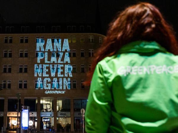 Nie wieder Rana Plaza - Projektion in Hamburg