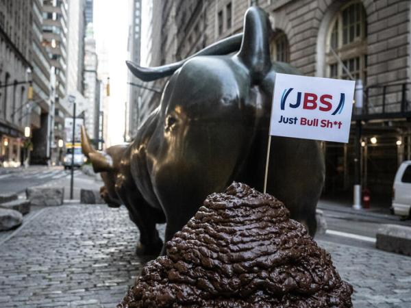 Der Bulle der Börse in New York mit einem Kackhaufen