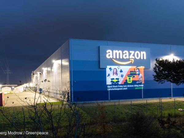 Greenpeace-Aktion mit Projektion bei Amazon gegen die Konsumschlacht am Black Friday