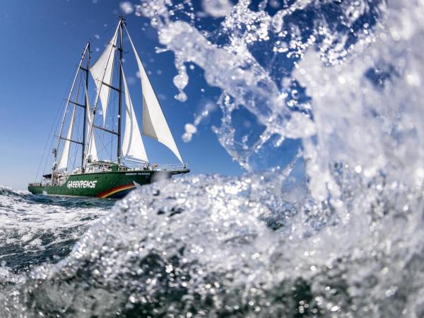 Das Greenpeace-Schiff MY Rainbow Warrior segelt in der italienischen Adria.
