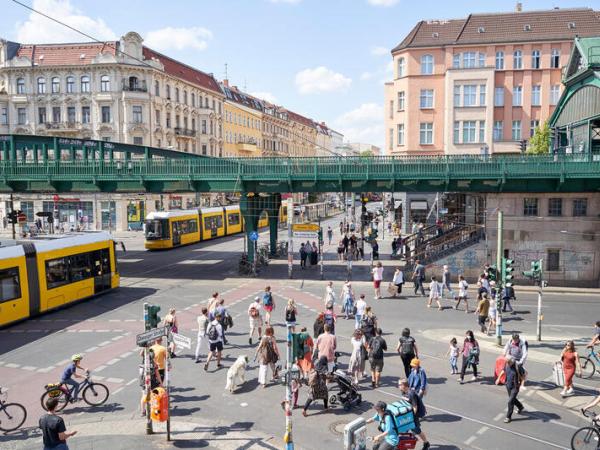 Straßenbahn, U-Bahn und Fußgänger:innen bei der Eberswalder Straße