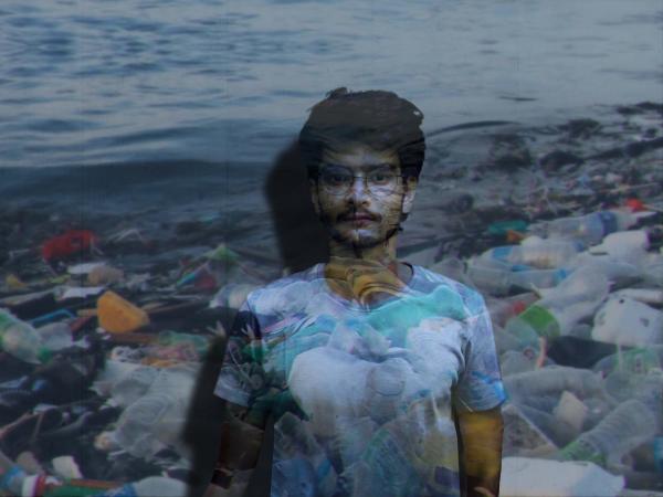 Junger Mann und Plastikmüll am Strand als Projektion