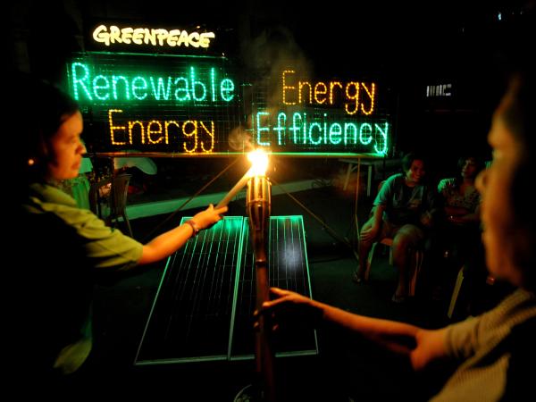 Mit LED-Lampen (Light Emitting Diodes) ist Energiesparen sehr effektiv, wie hier in der Malate-Kirche in Manila/Philippinen anlässlich der Earth Hour 2010. 