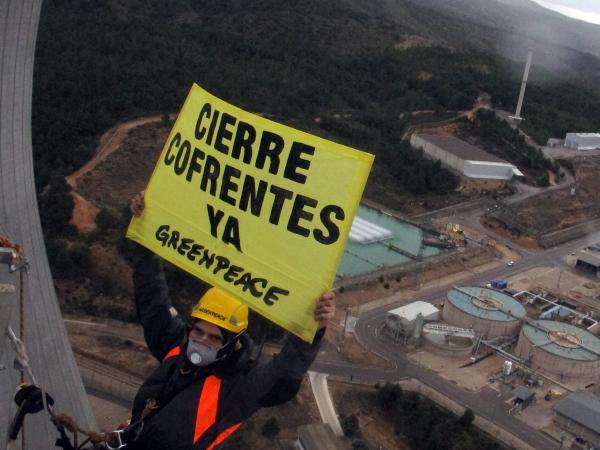 Greenpeace Aktivisten protestieren am Atomkraftwerk Cofrente in Spanien, Februar 2011