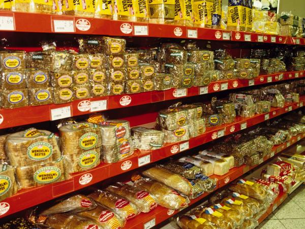 Brot in einem Supermarktregal
