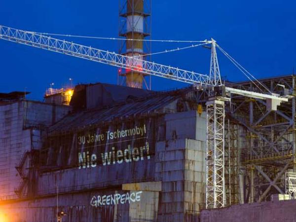 30 Jahre Tschernobyl: Greenpeace-Aktivisten projizieren eine Mahnung an die Atomruine