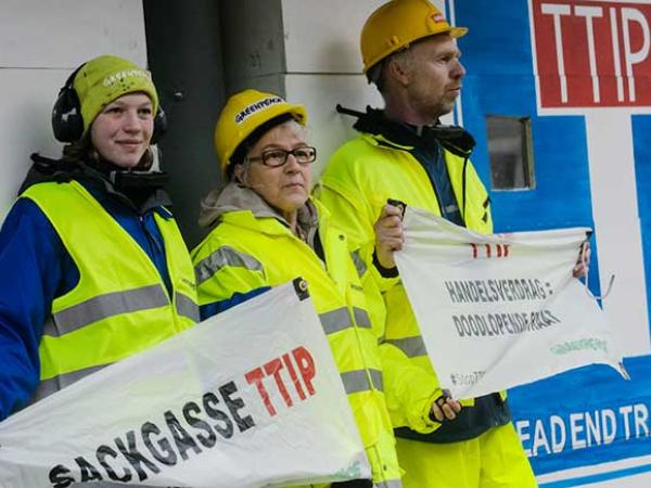 TTIP-Verhandlungen: Greenpeace-Aktivisten vor dem Konferenzgebäude in Brüssel